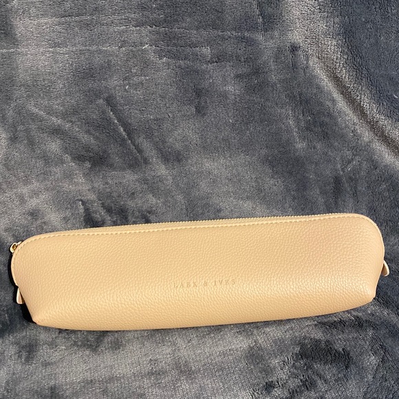 NWOT Lark & Ives Vegan Leather Case - Picture 1 of 4